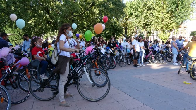 Süslü Kadınlar Bisiklet Turu’nda Renkli Görüntüler