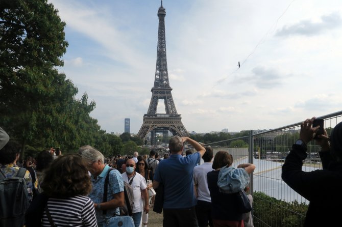 Fransa’da İp Cambazı 70 Metre Yükseklikte 600 Metre İp Üzerinde Yürüdü
