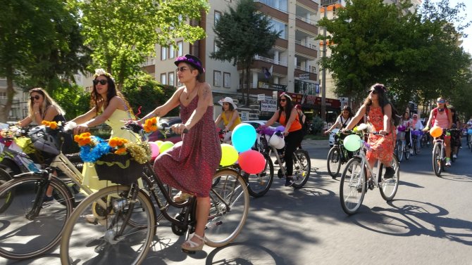 Diyarbakır’ın Süslü Kadınları Pedal Çevirdi