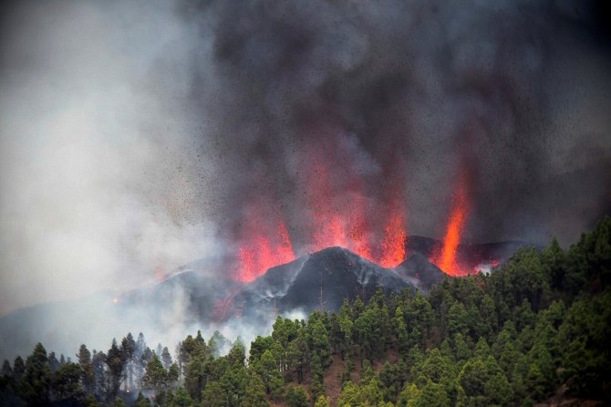 Kanarya Adaları’ndaki Yanardağ Lav Püskürtmeye Devam Ediyor
