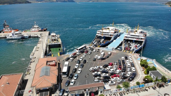Bozcaada’da Tatilcilere Feribot İşkencesi, 6 Saat Beklediler