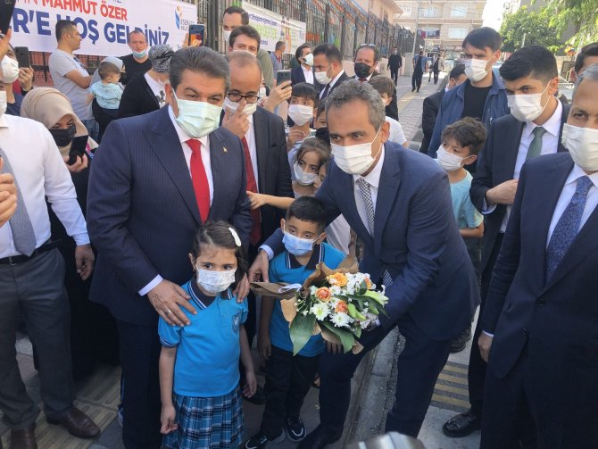 Bakan Özer Mavi Kapaklarla Alınan Tekerlekli Sandalyeyi Öğrenciye Hediye Etti