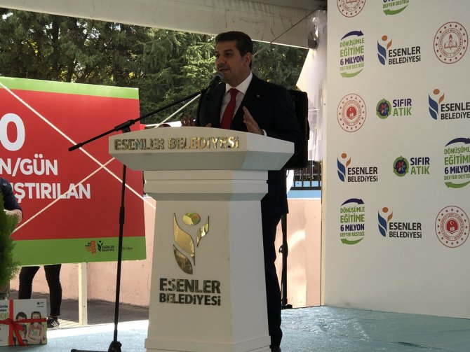 Bakan Özer Mavi Kapaklarla Alınan Tekerlekli Sandalyeyi Öğrenciye Hediye Etti