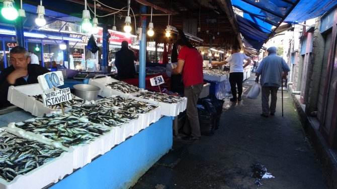 Sezonun İlk Günü Gibi Tezgahlarda İstavrit Bolluğu Sürüyor
