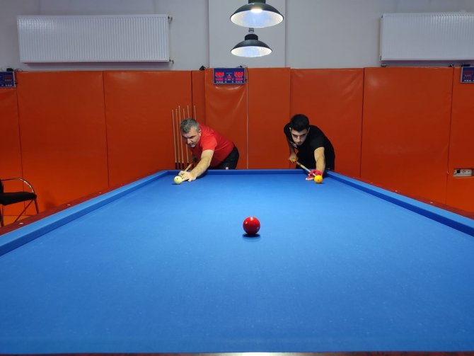 Bilardo Şampiyonasında Oğul Babaya Rakip Oldu
