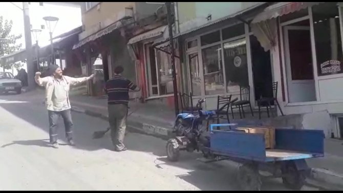 Hem Sokakları Süpürüyor Hem De Göbek Atıyor