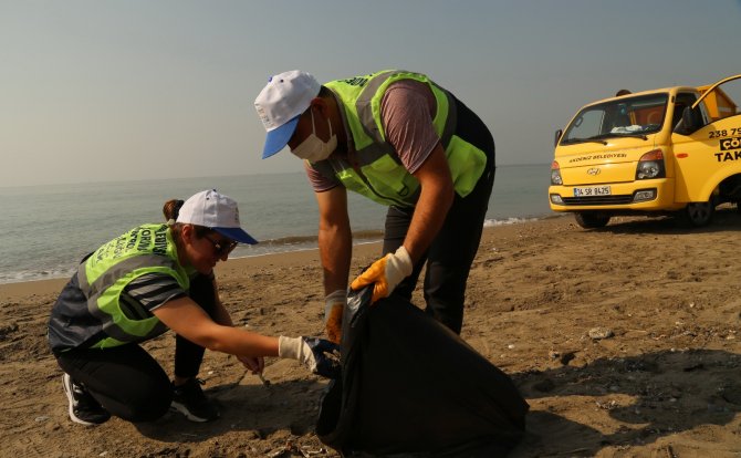 Mersin’de Suriye Kaynaklı Petrol Sızıntısına Karşı Temizlik Çalışmaları Sürüyor