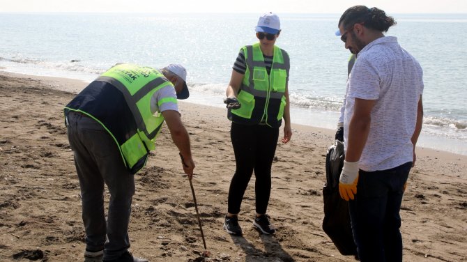 Mersin’de Suriye Kaynaklı Petrol Sızıntısına Karşı Temizlik Çalışmaları Sürüyor