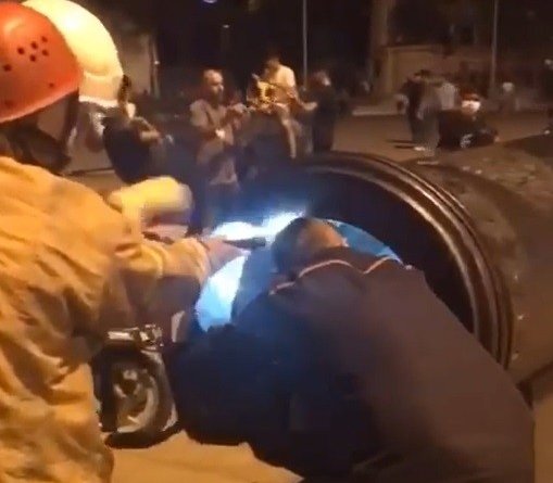 Fotoğraf Çektirmek İçin Girdiği Tarihi Topun İçinde Sıkıştı