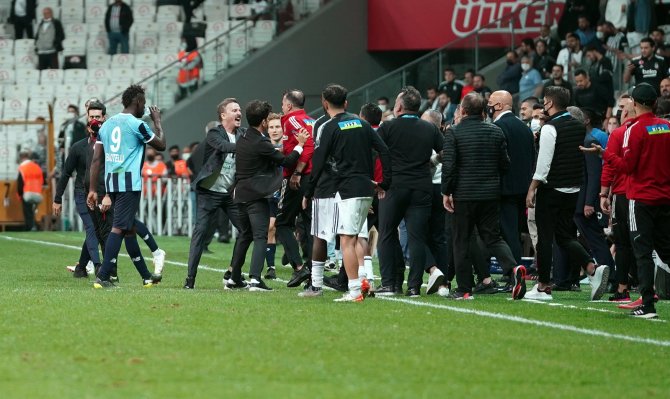 Maç Bitti Saha Kenarı Karıştı!