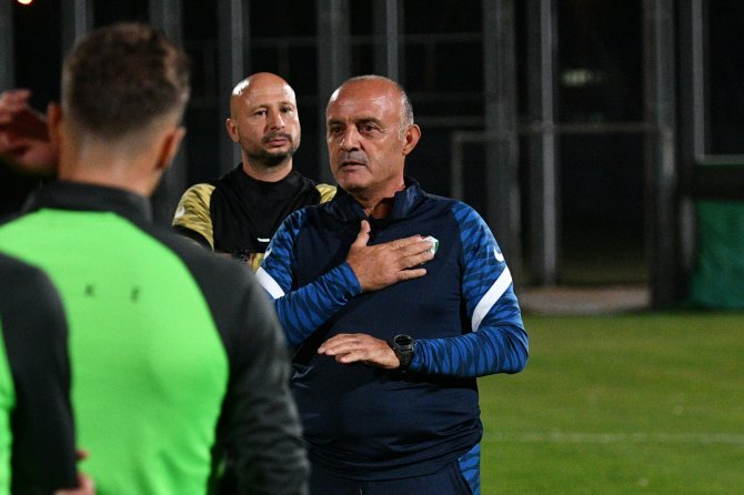 Bursaspor’un Yeni Teknik Direktörü Özcan Bizati İlk İdmanına Çıktı