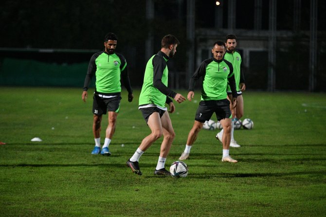Bursaspor’un Yeni Teknik Direktörü Özcan Bizati İlk İdmanına Çıktı