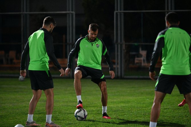 Bursaspor’un Yeni Teknik Direktörü Özcan Bizati İlk İdmanına Çıktı