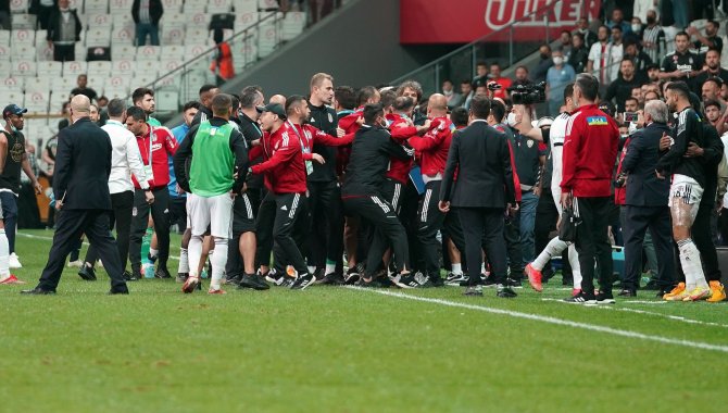 Maç Bitti Saha Kenarı Karıştı!