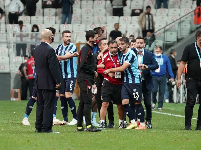Maç Bitti Saha Kenarı Karıştı!