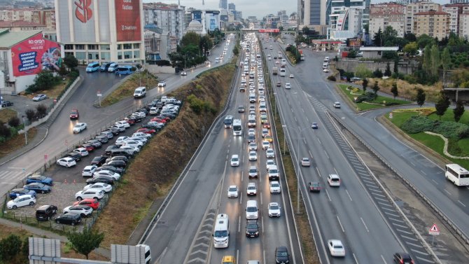 İ̇stanbul’da Yağmur Başladı, Trafik Yoğunluğu Yüzde 55’i Gördü