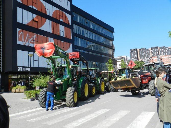 Kosova’da Çiftçilerden Traktörlü Protesto