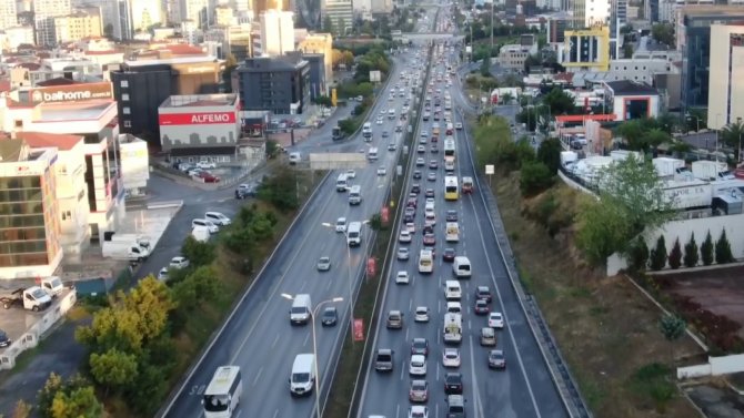 İ̇stanbul’da Haftanın Son İş Gününde Trafik Yoğunluğu Erken Başladı