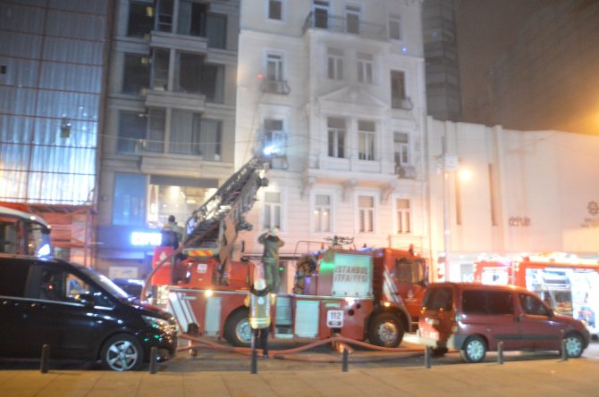 Emre Kınay’ın Oyunculuk Atölyesinin Bulunduğu Binada Çıkan Yangın Korkuttu