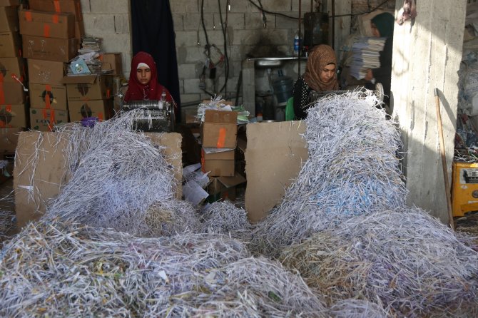 Evlerinden Edilen Suriyeli Kadınlar, “İlkel” Karton Geri Dönüşüm Fabrikasında Çalışıyor