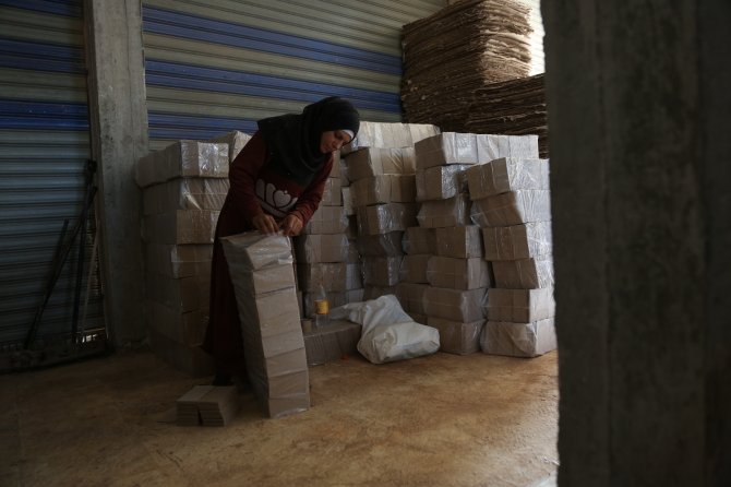 Evlerinden Edilen Suriyeli Kadınlar, “İlkel” Karton Geri Dönüşüm Fabrikasında Çalışıyor