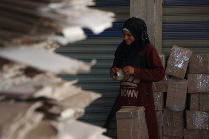 Evlerinden Edilen Suriyeli Kadınlar, “İlkel” Karton Geri Dönüşüm Fabrikasında Çalışıyor