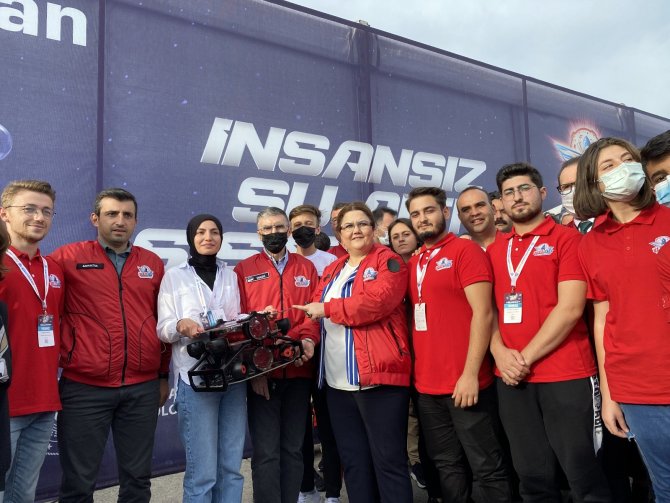 Bakan Yanık, İ̇nsansız Sualtı Araştırma Aracı Proje Standını Ziyaret Etti