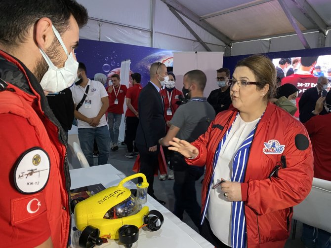 Bakan Yanık, İ̇nsansız Sualtı Araştırma Aracı Proje Standını Ziyaret Etti