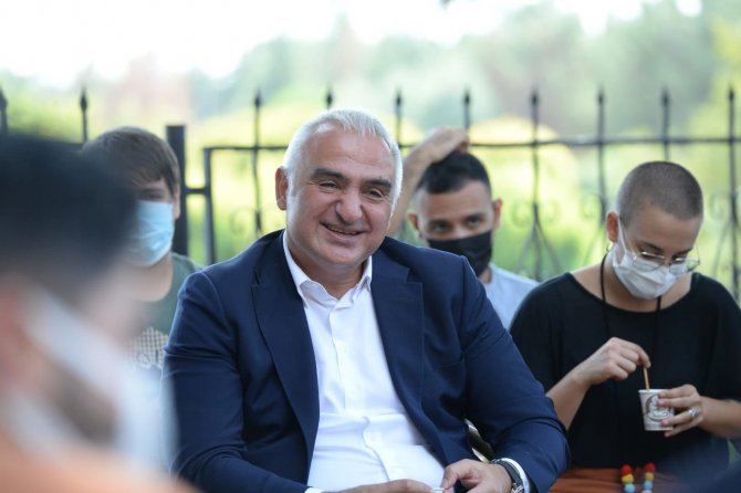 Kültür Ve Turizm Bakanı Ersoy, Gençlerin Davetini Geri Çevirmedi