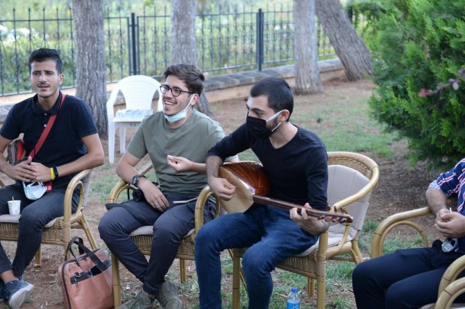 Kültür Ve Turizm Bakanı Ersoy, Gençlerin Davetini Geri Çevirmedi