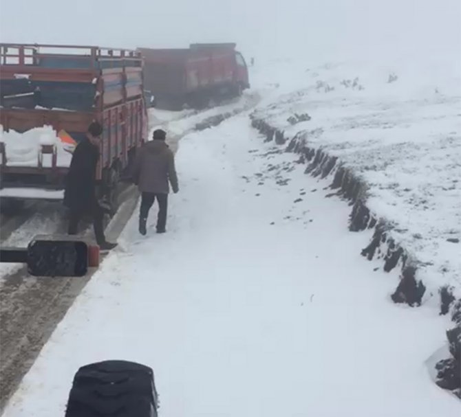 Ardahan’da Kar Ve Tipide Mahsur Kalan Yaylacılar Ve Koyun Sürüsü Kurtarıldı