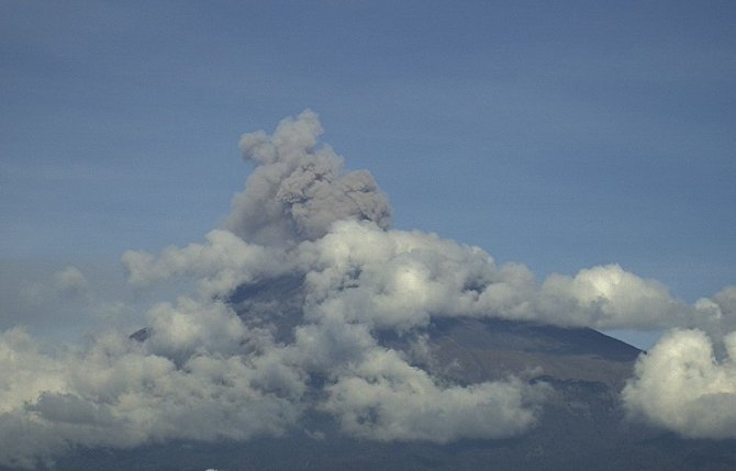 Meksika’daki Popocatepetl Yanardağı Faaliyete Geçti