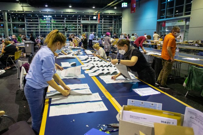 Almanya’da Seçimleri Az Farkla Sosyal Demokrat Parti Önde Götürüyor