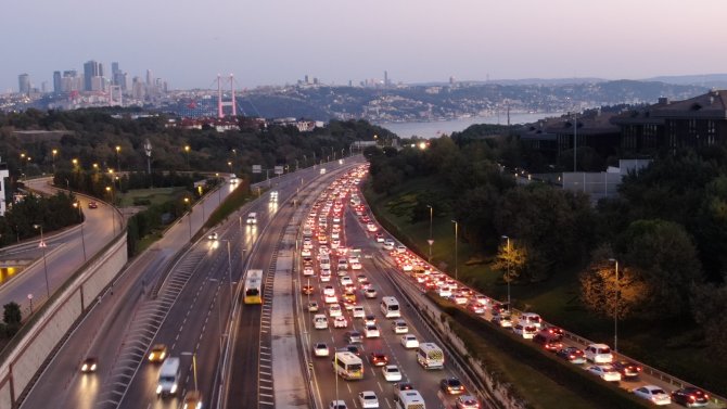 İ̇stanbul’da Haftanın İlk İş Gününde Trafik Yoğunluğu Erken Başladı