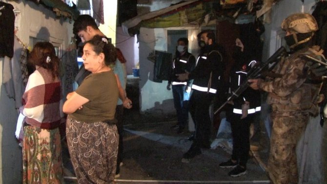 Sokak Ortasında Uyuşturucu Satışı Yapan Şahıslara Polis Baskını