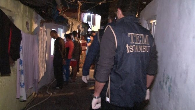 Sokak Ortasında Uyuşturucu Satışı Yapan Şahıslara Polis Baskını