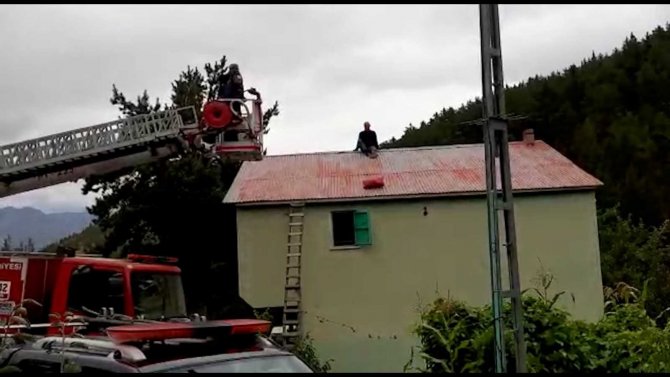 Tamir Etmek İçin Çıktığı Çatıda Mahsur Kaldı