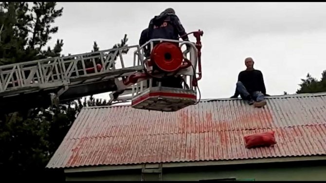 Tamir Etmek İçin Çıktığı Çatıda Mahsur Kaldı