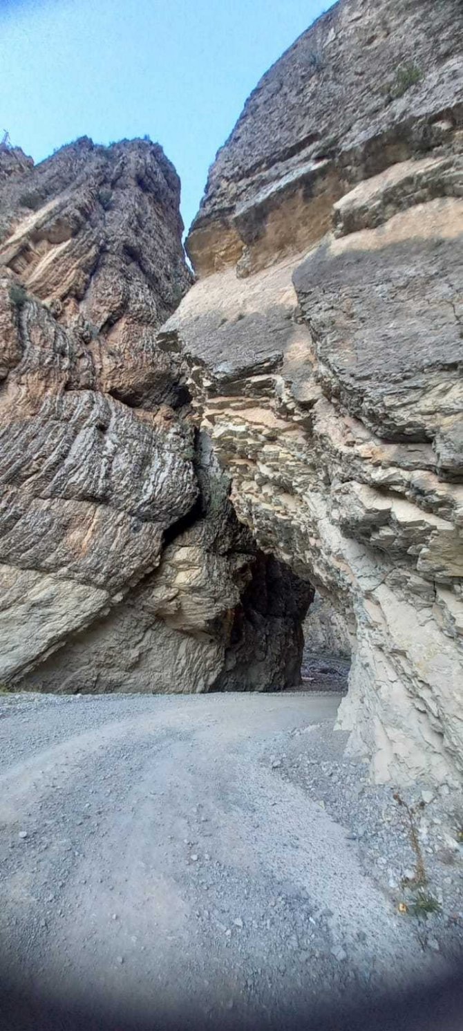 Yöre Halkının ’Dünya Büzüğü’ İsmini Verdiği Yol Görüntüsü İle Dikkat Çekiyor