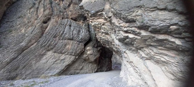 Yöre Halkının ’Dünya Büzüğü’ İsmini Verdiği Yol Görüntüsü İle Dikkat Çekiyor