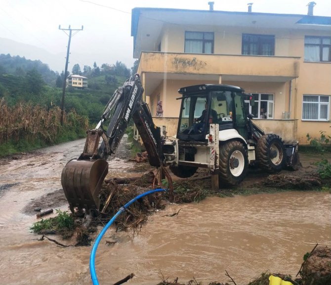 Hopa Ve Kemalpaşa’da Sağanak Yağış Etkili Oldu
