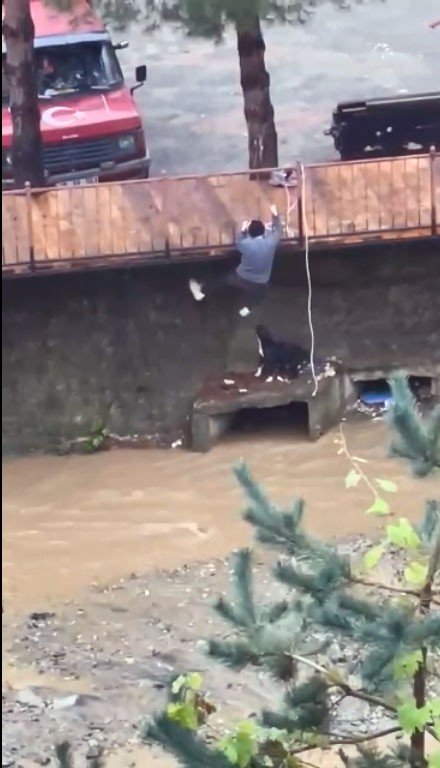 Dere Yatağında Mahsur Kalan Köpeği Vatandaşlar Kurtardı