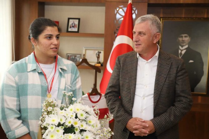 Busenaz Sürmeneli: "Sizi Ağlatmaya Devam Edeceğim"