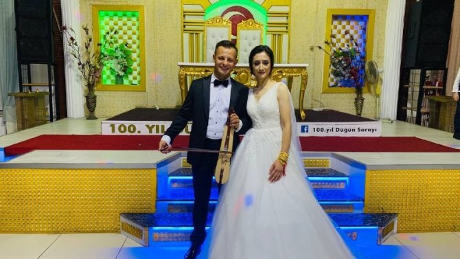 Bu Kez Kendi Düğününde Kemençe Çaldı