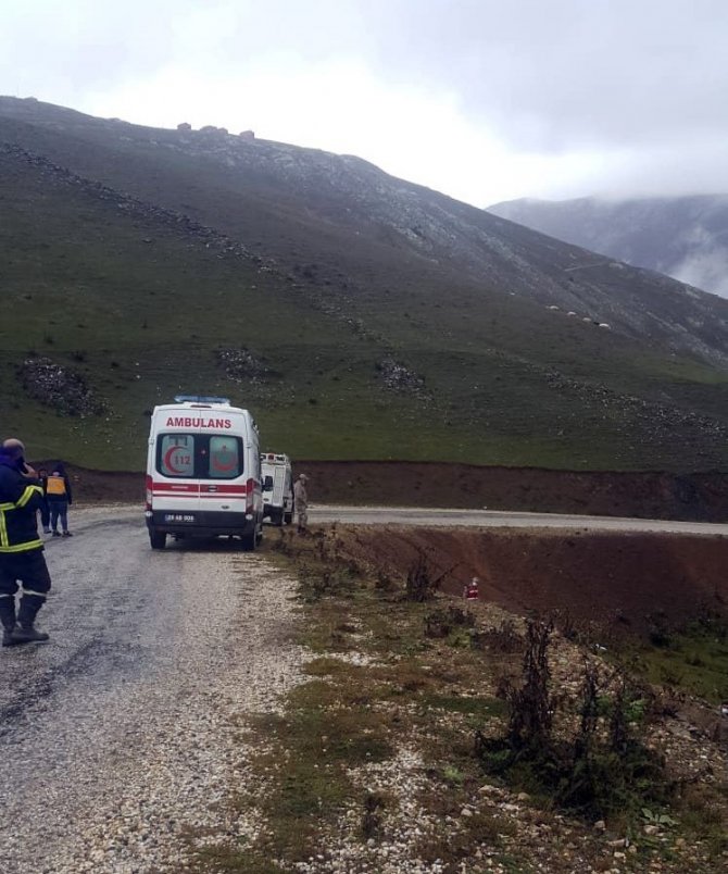 Otomobil Dereye Yuvarlandı: 1 Ölü, 1 Yaralı