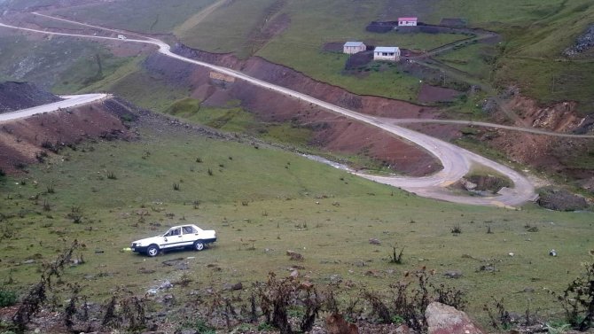 Otomobil Dereye Yuvarlandı: 1 Ölü, 1 Yaralı