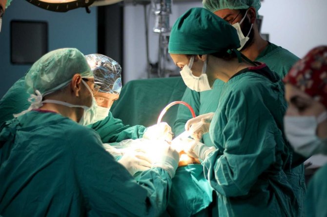 2 Yaşındaki Afganlı Çocuğa Biyonik Kulak Takıldı