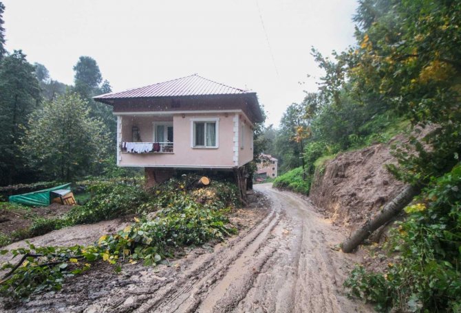 Heyelan Nedeniyle Evinin Salonu Toprakla Doldu