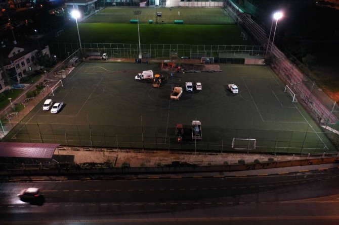 Su Arızasını Bulmak İçin Futbol Sahasını Kazdılar