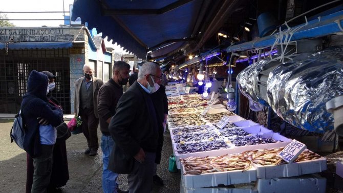 Hamsinin Fiyatı 10 Tl’ye Kadar Gerileyince Vatandaş Tezgahlara Akın Etti